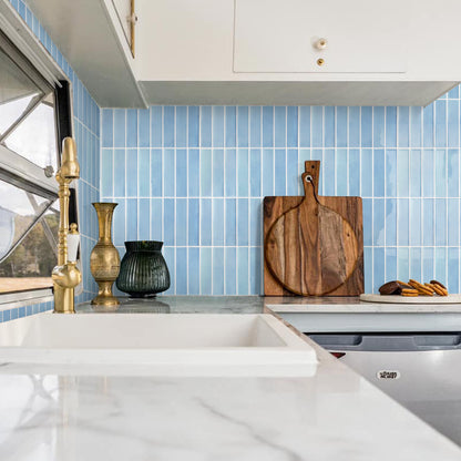 Selbstklebende Wandfliesen in Aqua Blau – Lineares Design für Küchenrückwände