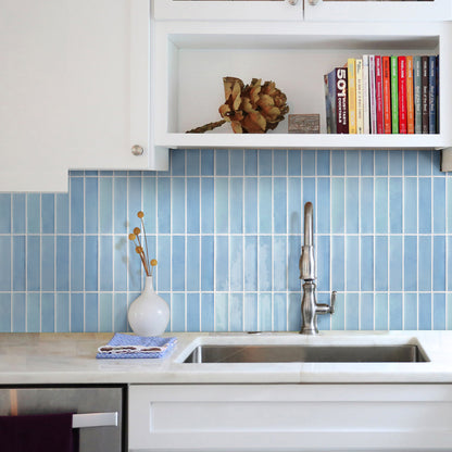 Selbstklebende Wandfliesen in Aqua Blau – Lineares Design für Küchenrückwände