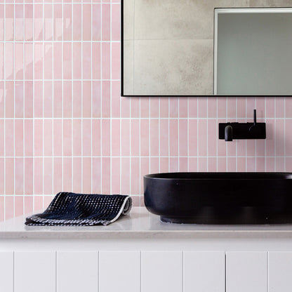 Selbstklebende Wandfliesen in Pink – Lineares Design für Küchenrückwände