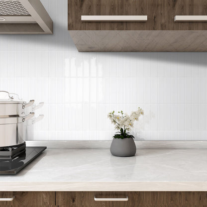 Selbstklebende Wandfliesen in Weiß – Lineares Design für Küchenrückwände