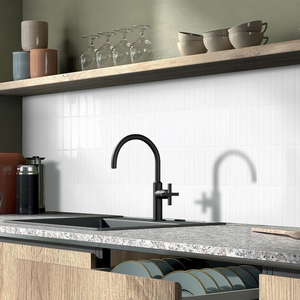 Selbstklebende Wandfliesen in Weiß – Lineares Design für Küchenrückwände