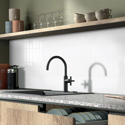 Selbstklebende Wandfliesen in Weiß – Lineares Design für Küchenrückwände