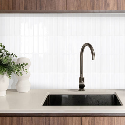 Selbstklebende Wandfliesen in Weiß – Lineares Design für Küchenrückwände