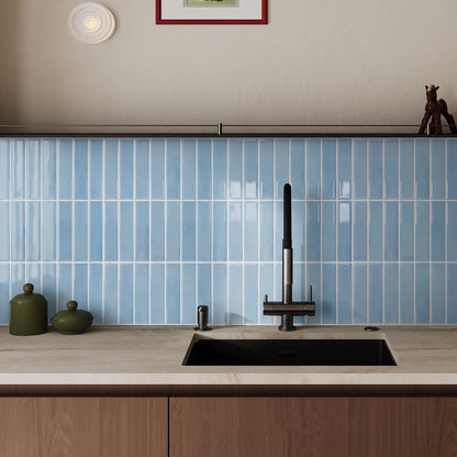 Selbstklebende Wandfliesen in Aqua Blau – Lineares Design für Küchenrückwände